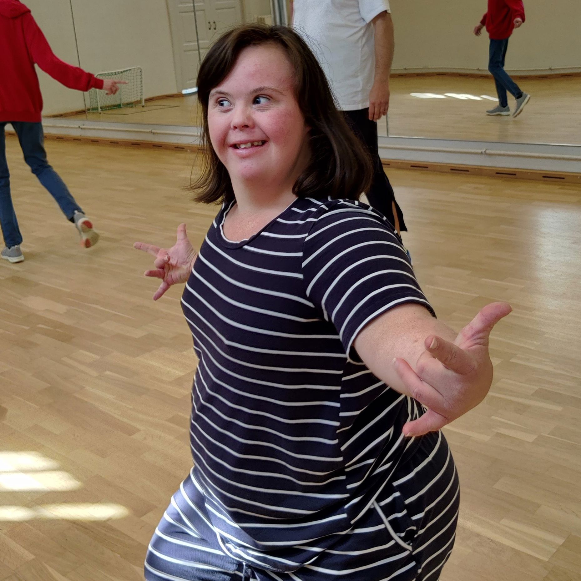 Person smiler og danser.