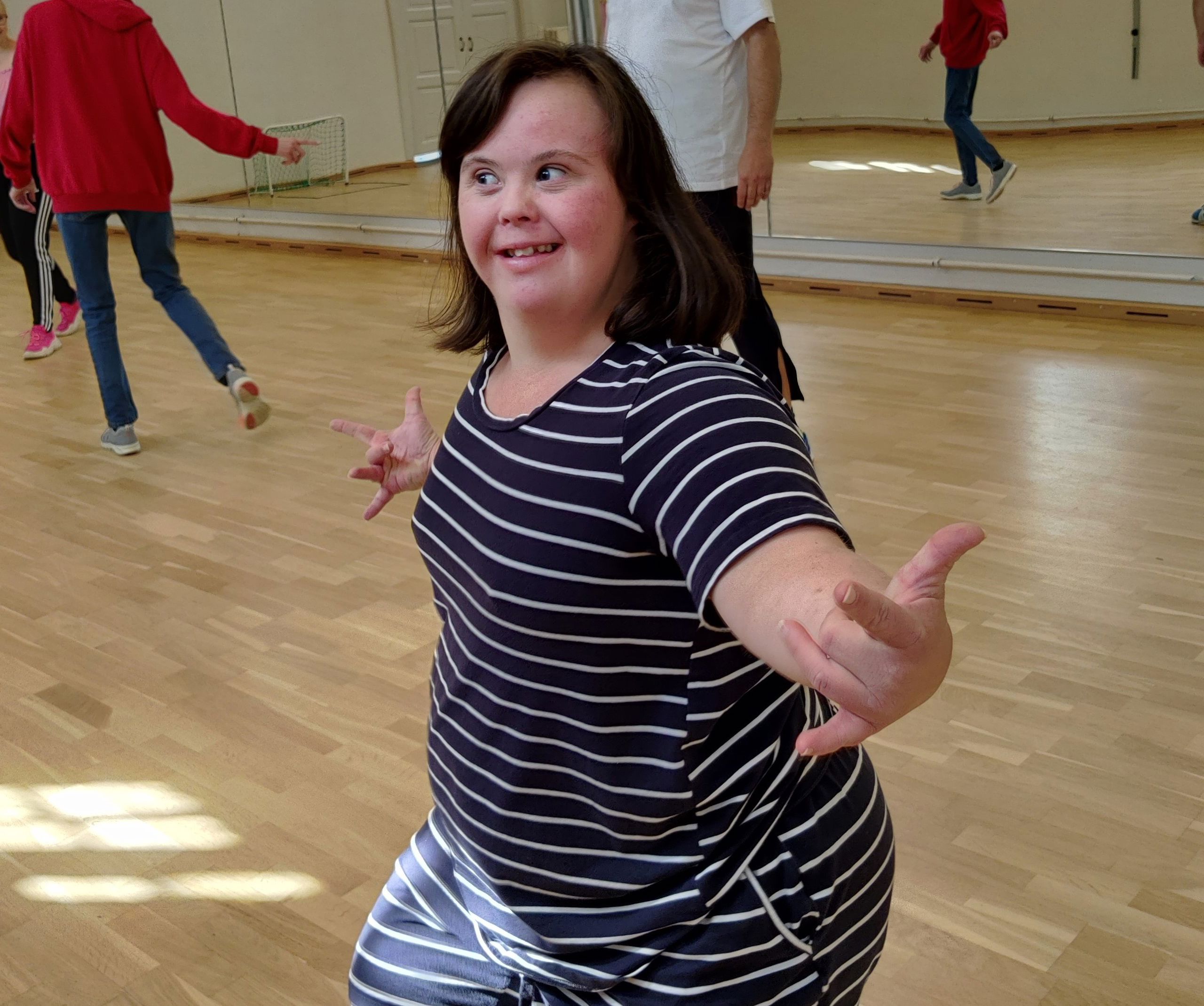 Person smiler og danser.