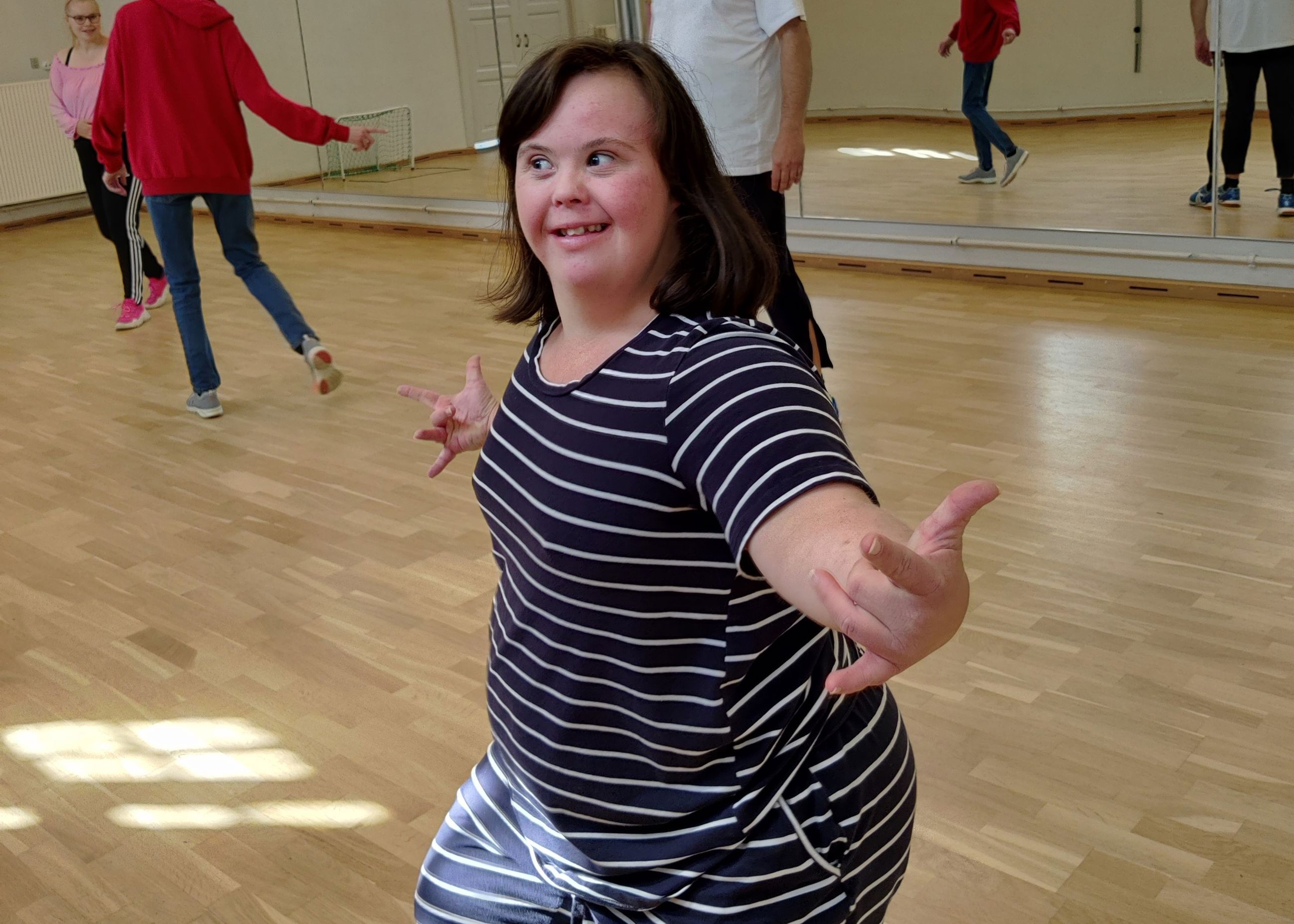 Person smiler og danser.