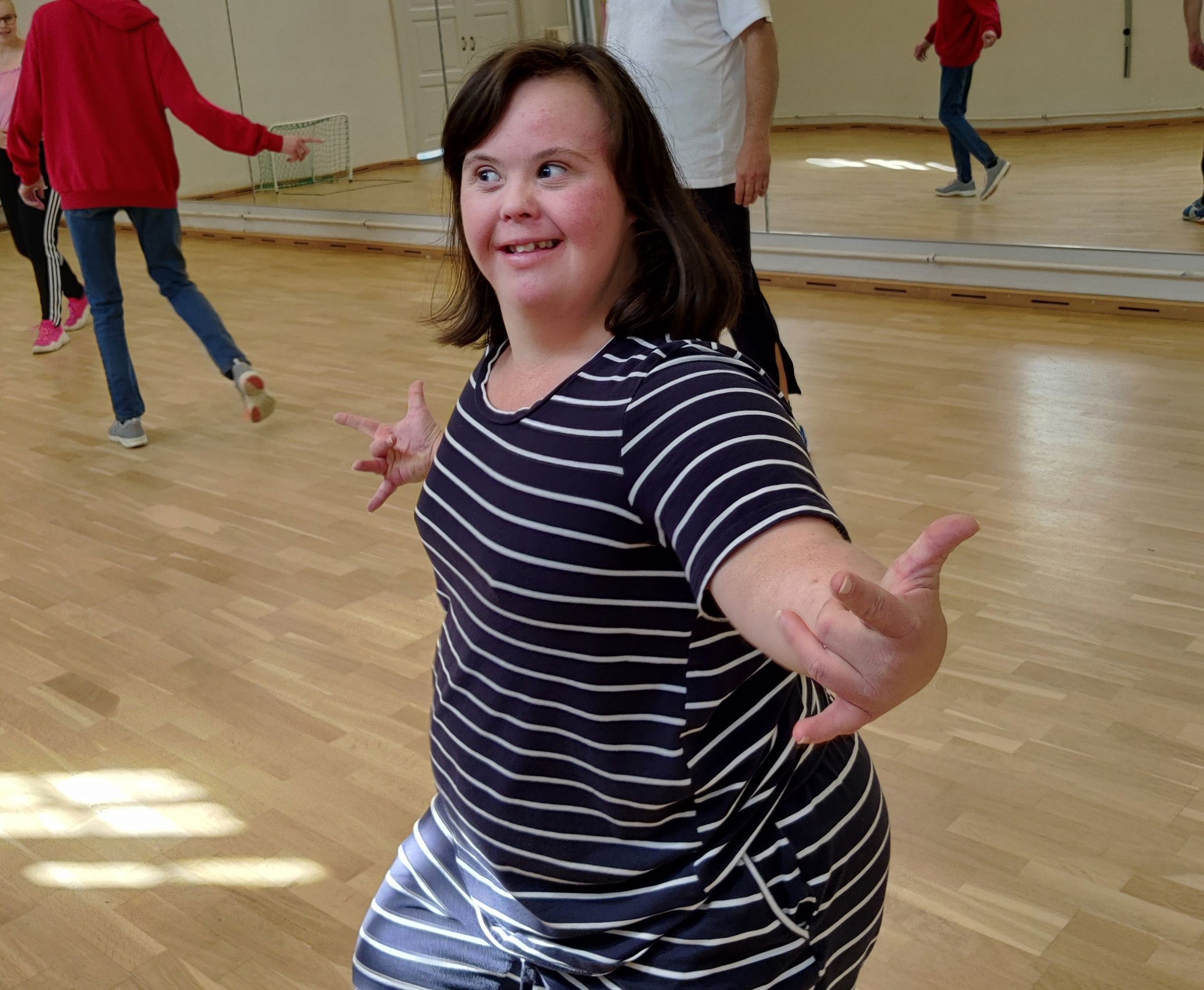 Person smiler og danser.