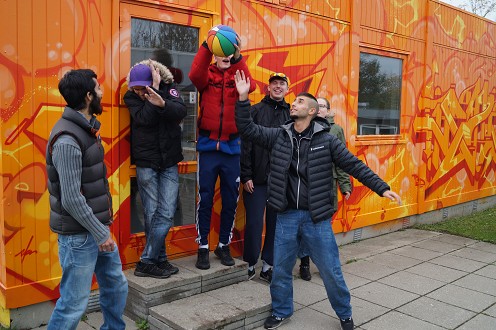 Unge mennesker, der leger med en bold. De går på en særligt tilrettelagt ungdomsuddannelse.