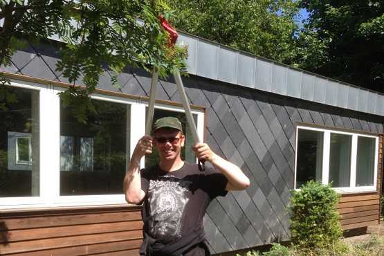 Glad person klipper grene.