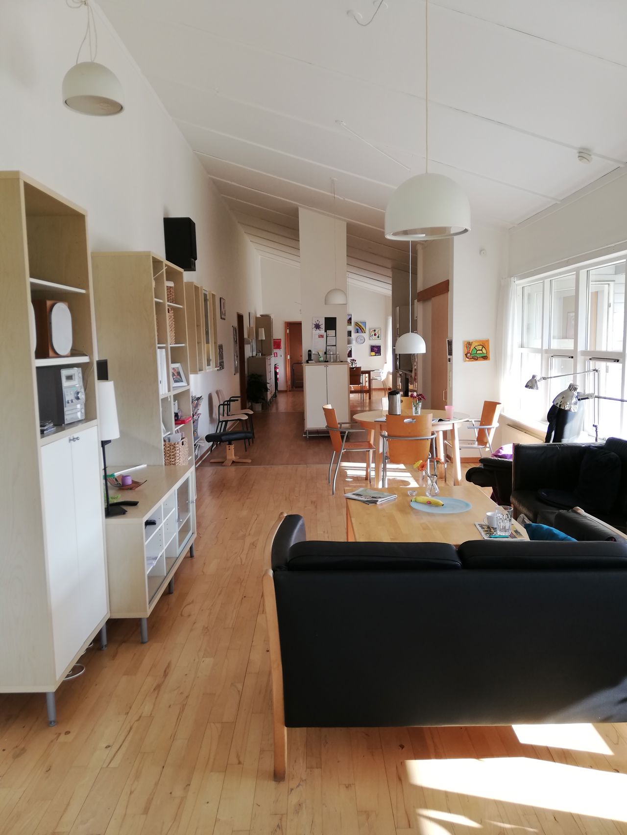 Vibo set indefra. Der er en masse fine møbler.