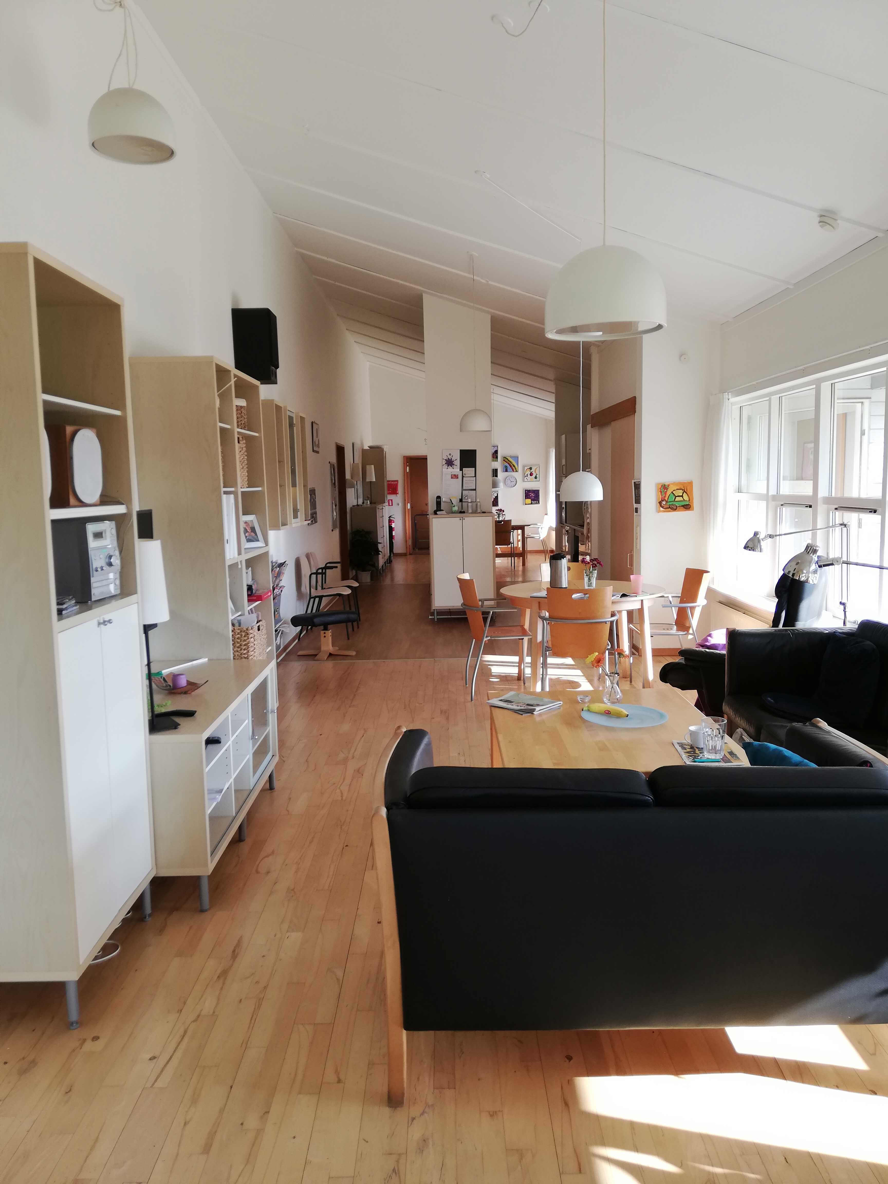 Vibo set indefra. Der er en masse fine møbler.