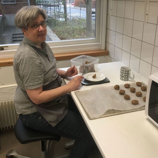 Kvinde bager til Bibliotekscaféen.