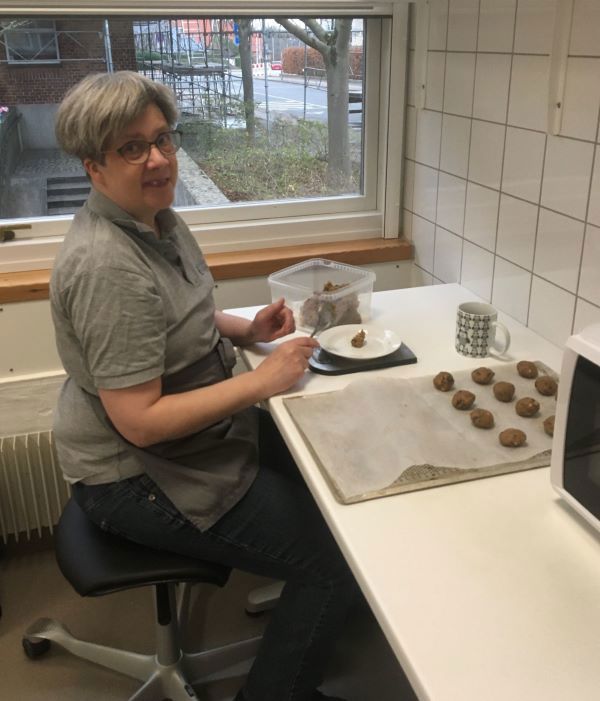 Kvinde bager til Bibliotekscaféen.