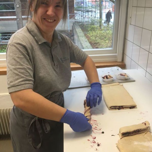 Diana bager til Bibliotekscaféen.