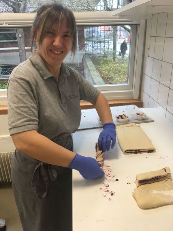 Diana bager til Bibliotekscaféen.