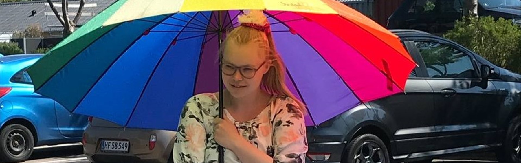 Pige med regnbuefarvet paraply.
