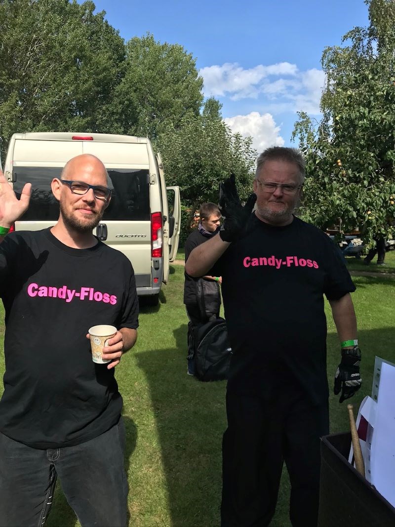 To personer med t-shirts på. Der står "Candy-Floss" på trøjerne.