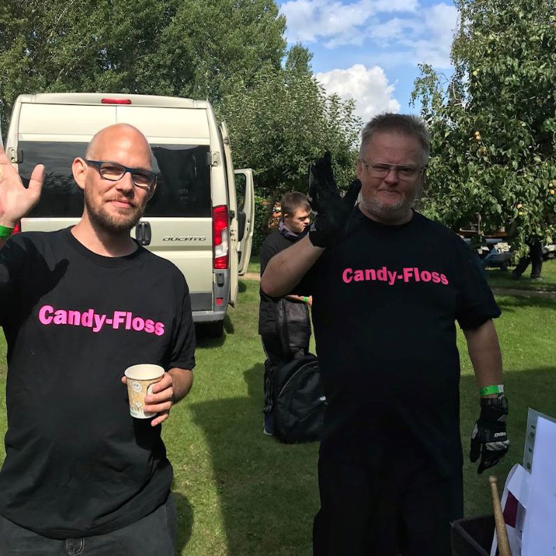 To personer med t-shirts på. Der står "Candy-Floss" på trøjerne.