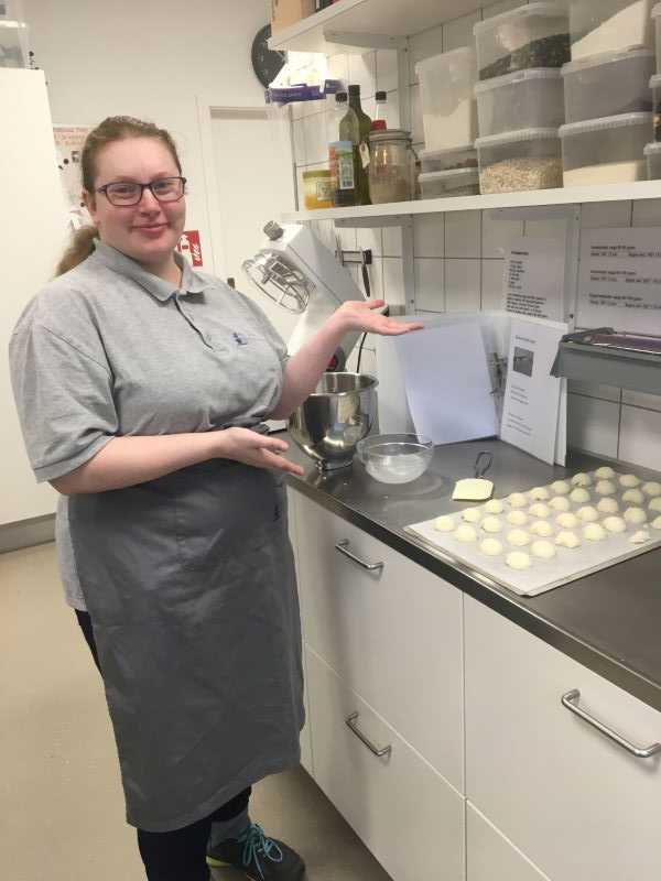 Kvinde bager til Bibliotekscaféen.