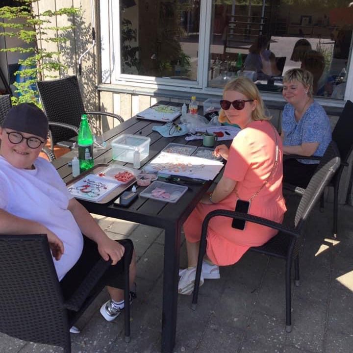 Tre personer laver kreative ting.