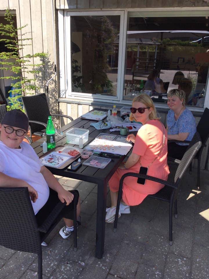 Tre personer laver kreative ting.