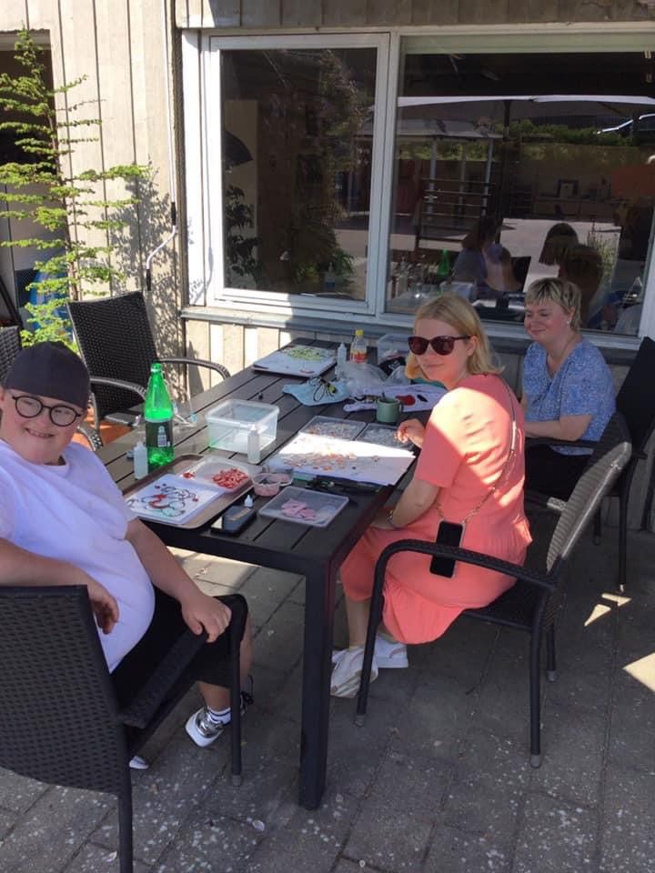 Tre personer laver kreative ting.