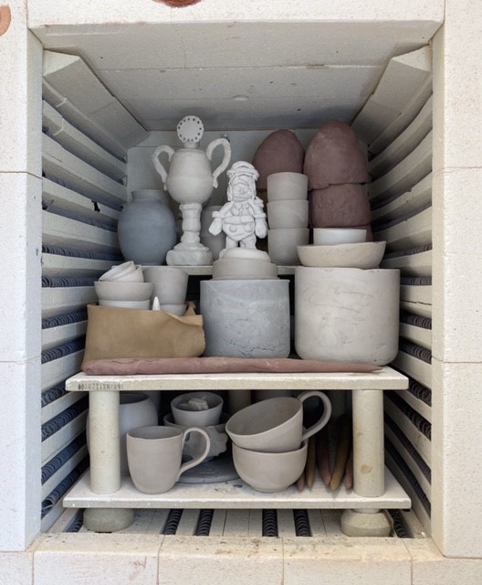 Keramikken brændes. Det gøres for at gøre tingene faste og brugbare.