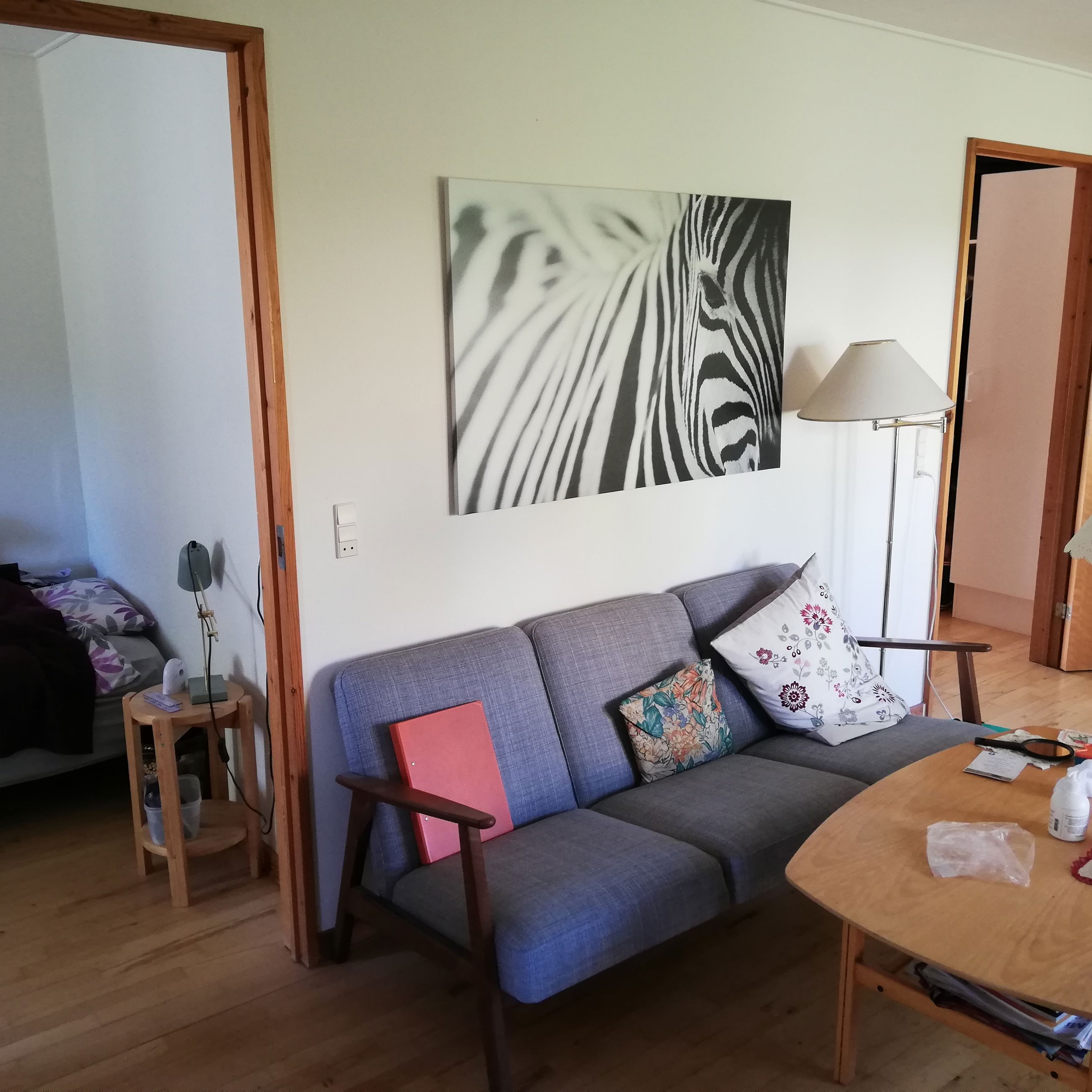 Vibo set indefra. Der er en masse fine møbler.