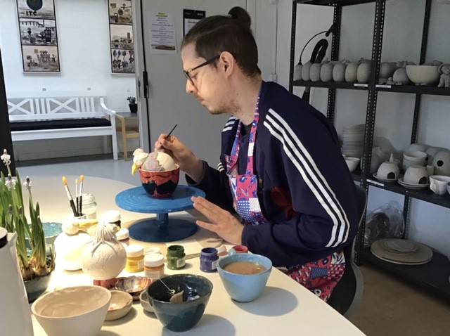 Person dekorerer sit keramik.