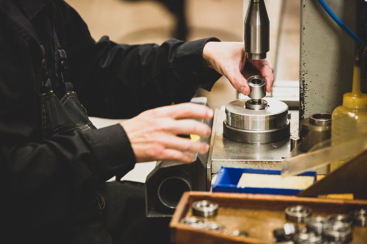 Person bruger en maskine.