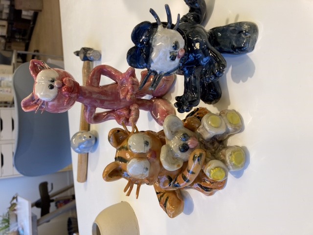 Forskellige tegneseriefigurer i keramik, alle fra serien "Garfield" - heriblandt Garfield og Arlene.