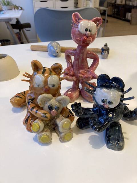 Forskellige tegneseriefigurer i keramik, alle fra serien "Garfield" - heriblandt Garfield og Arlene.