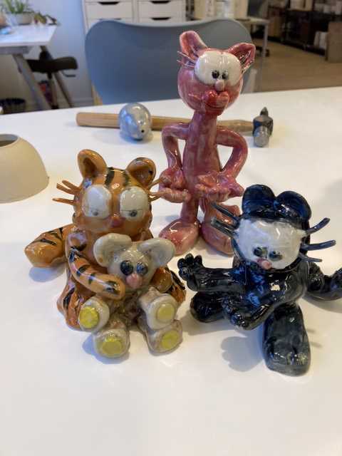 Forskellige tegneseriefigurer i keramik, alle fra serien "Garfield" - heriblandt Garfield og Arlene.