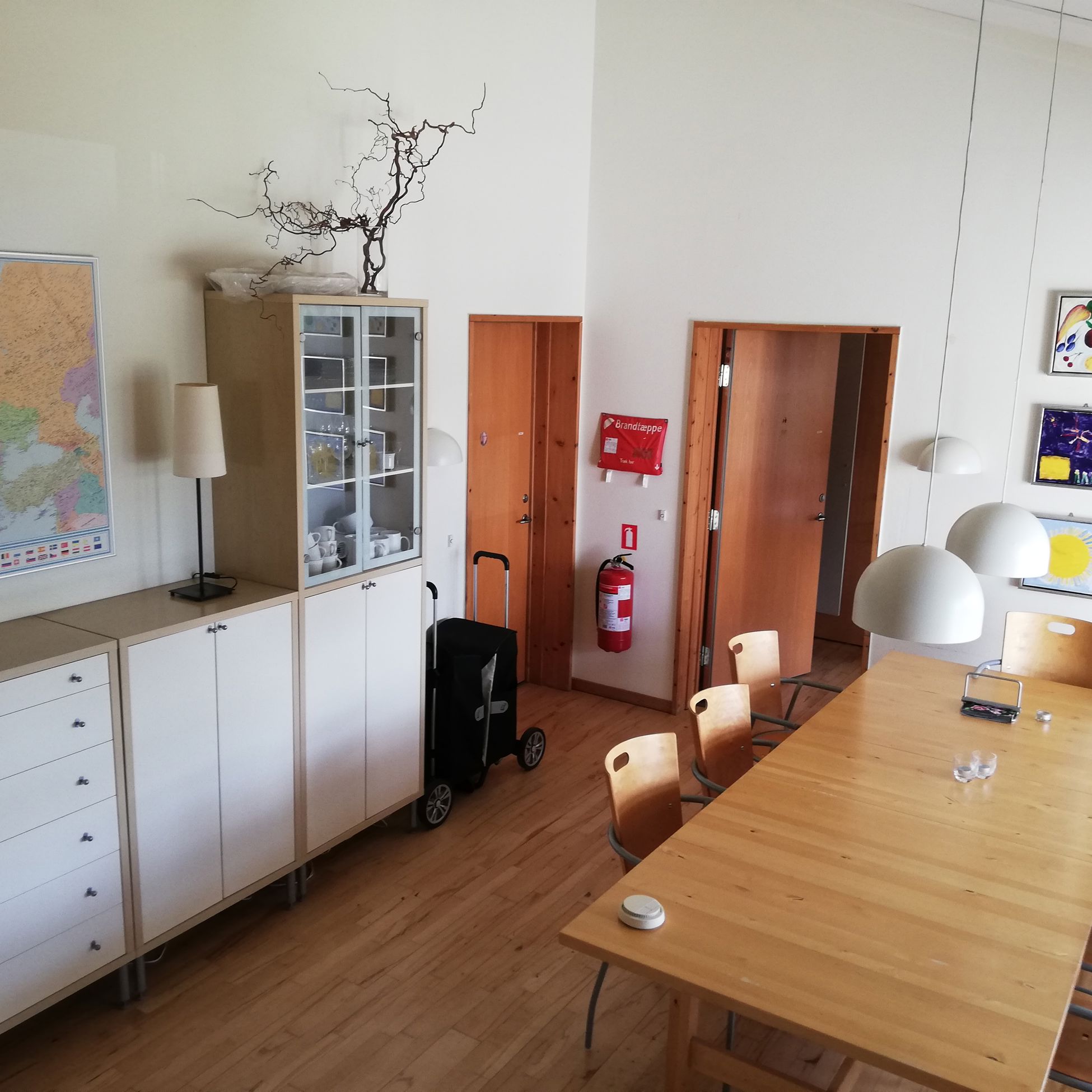 Vibo set indefra. Der er en masse fine møbler og et bord med seks stole.