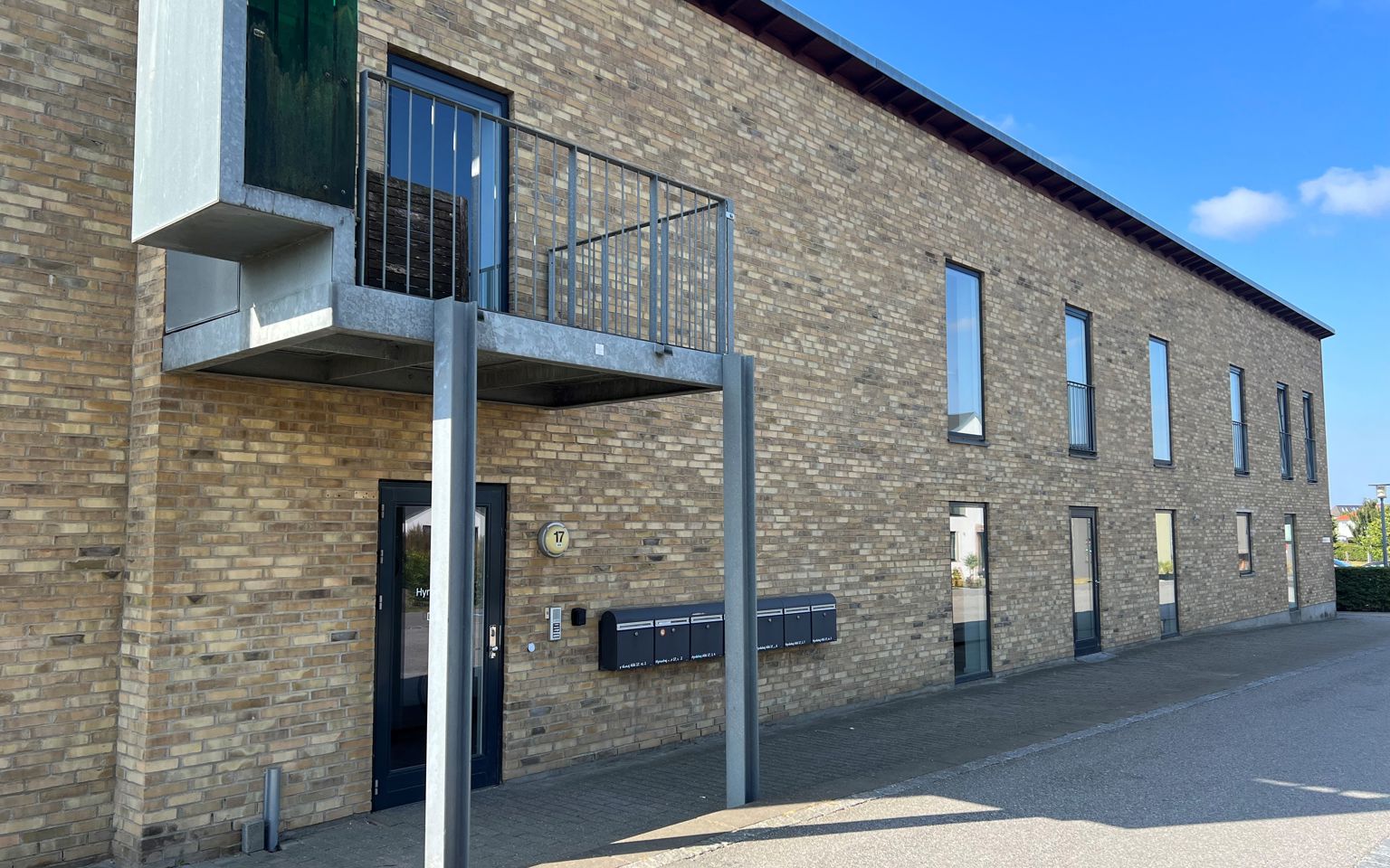 Kløverparken set udefra. Bygningen er gul.