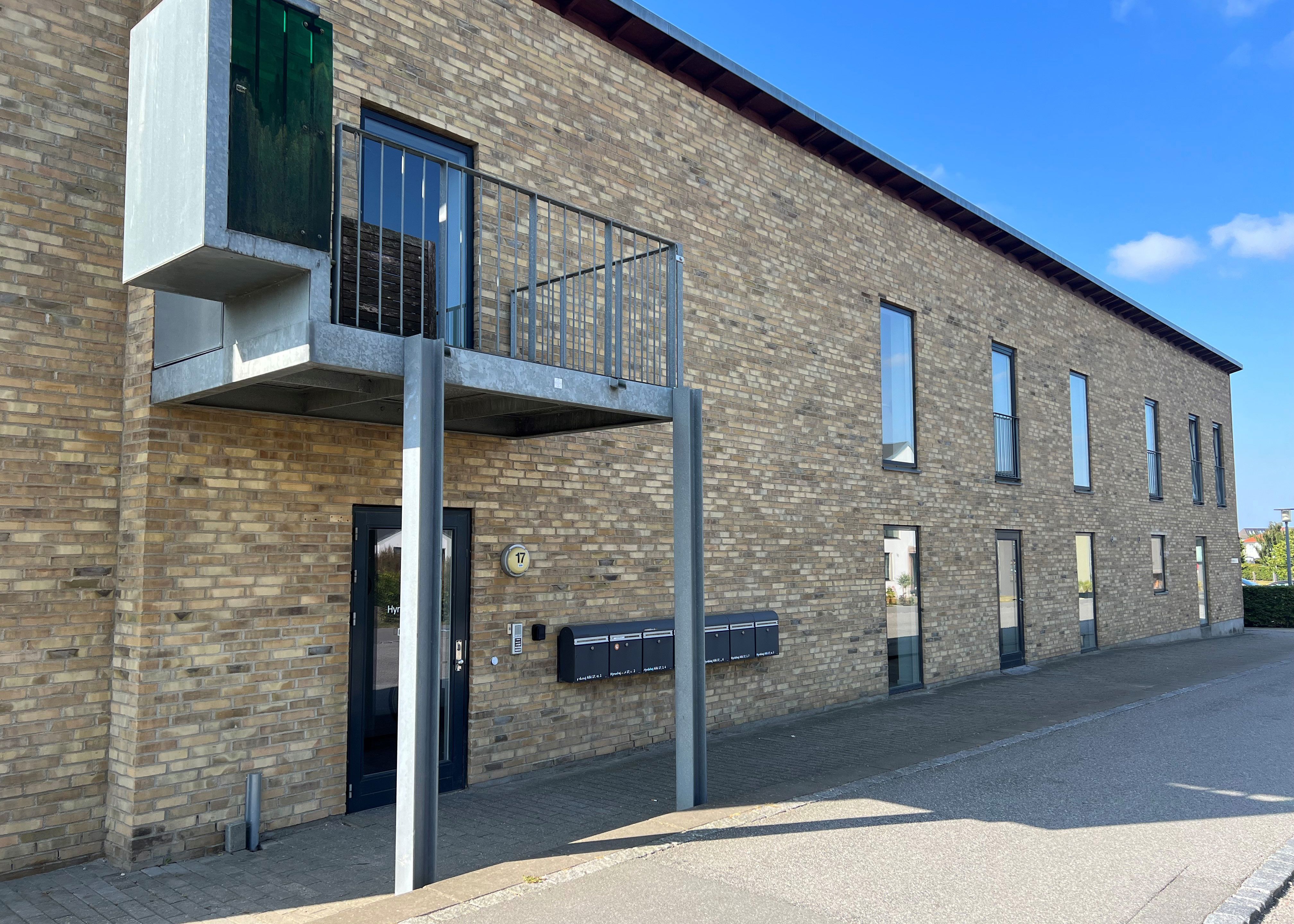 Kløverparken set udefra. Bygningen er gul.