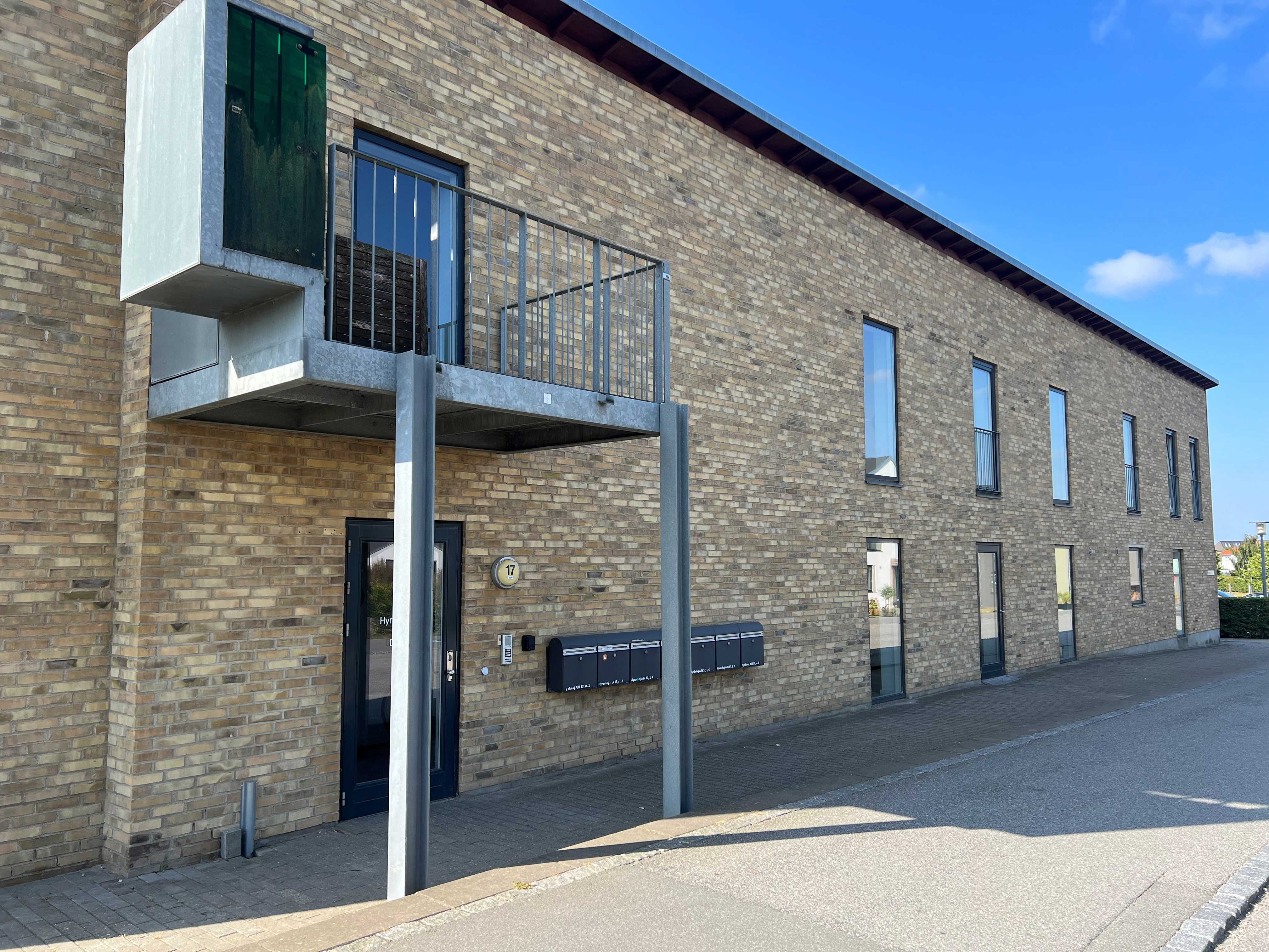 Kløverparken set udefra. Bygningen er gul.