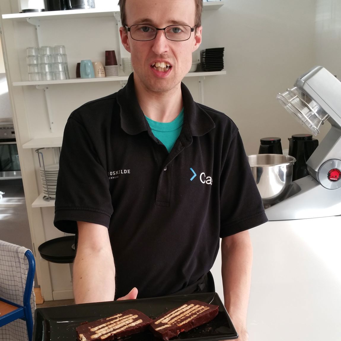 Michael står med kiksekager.