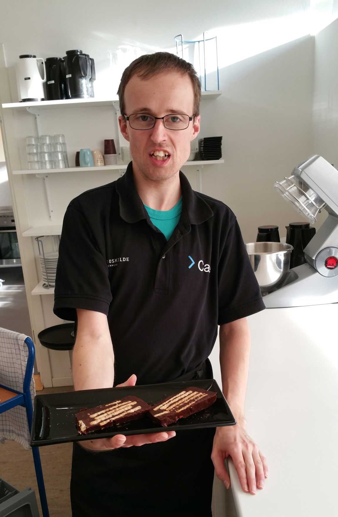 Michael står med kiksekager.